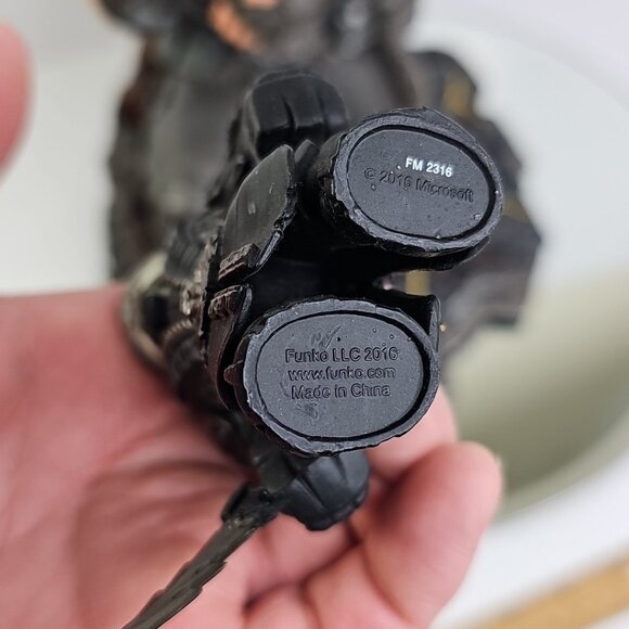 Triforce Gears of War 3 Collector Edition Marcus Fenix Statue No Gun Some Damage - Picture 16 of 16